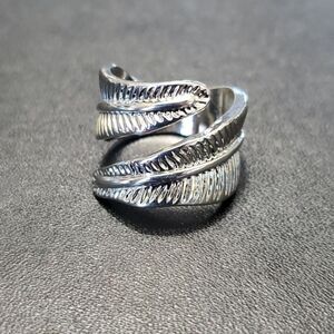 *Sale* Silver tone leaf ring size 9